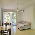 Bright Beachside 1-bedroom