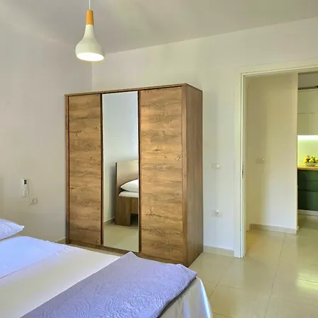 Bright Beachside 1-bedroom Apartment *