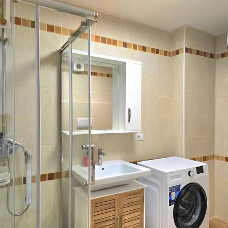 Bright Beachside 1-bedroom *