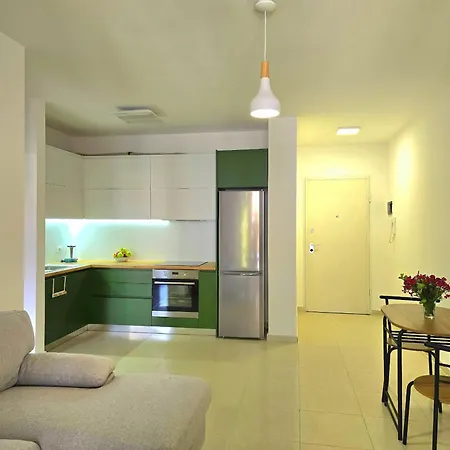 Bright Beachside 1-bedroom Apartment *