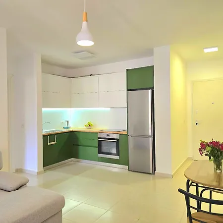 Bright Beachside 1-bedroom *