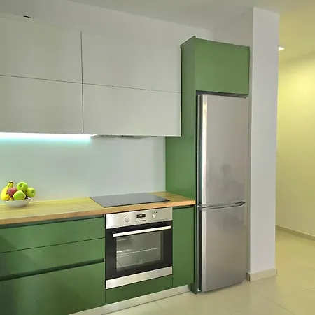 Bright Beachside 1-bedroom Apartment *