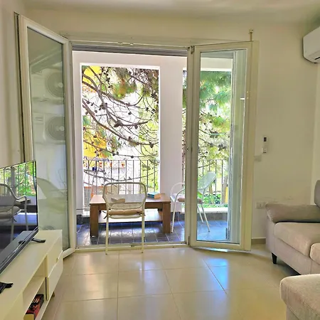 Bright Beachside 1-bedroom Apartment