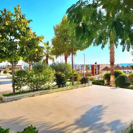 Bright Beachside 1-bedroom