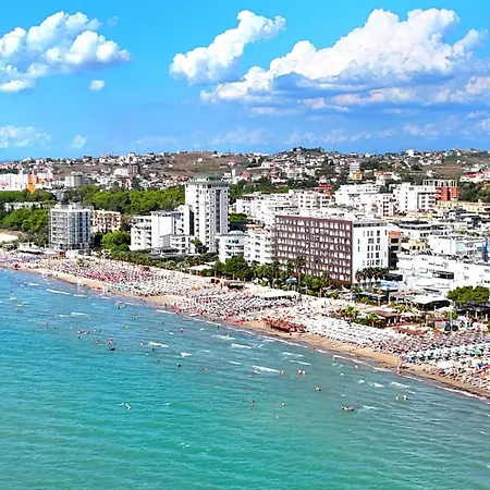 Bright Beachside 1-bedroom Apartmán