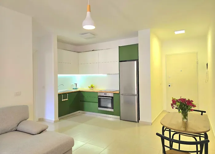 Bright Beachside 1-bedroom *