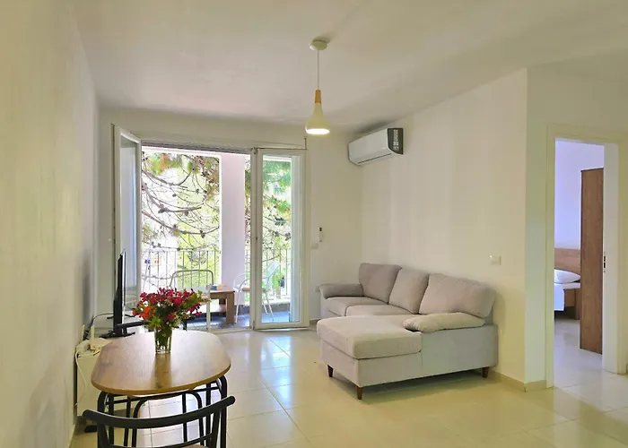 Bright Beachside 1-bedroom