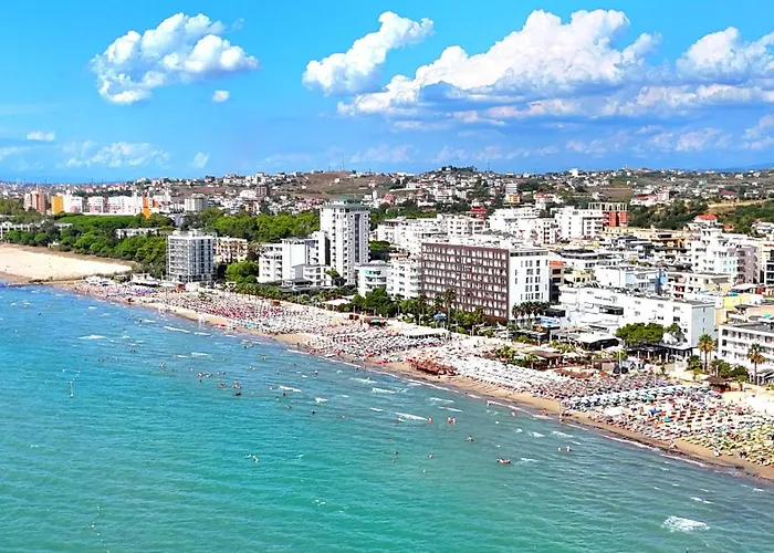 Bright Beachside 1-bedroom Apartmán